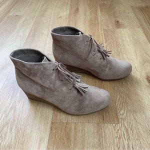 DR. Scholl's 2.5" Wedge Beige Dakota Lace Up Booties Memory Foam Women's Size 9